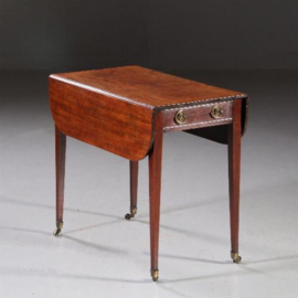 Antieke bijzettafels / Wandtafel Pembroke table mahonie ca. 1790 met lade (No.820865)