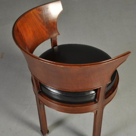 Antieke stoelen / Franse empire armstoel ca. 1815 in mahonie met bloemmahonie en zwart leer (No.301712)