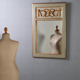 Antieke spiegel / Louis Seize stijl licht groen met goudkleurige profielen en strikken (No.781913)
