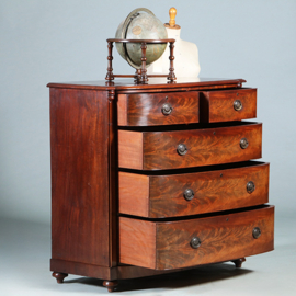 Bow front commode met oplopende lade bloemmahonie ca 1825 (No.280315)