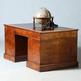 Bureau Engeland noten met wortelnoten en zwart leer ca 1910 (No.280340)