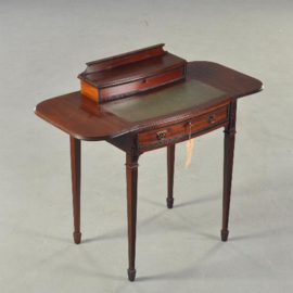 Antieke bureaus / Engels damesbureau of schrijftafeltje met en leer en topklepje (No.180403)