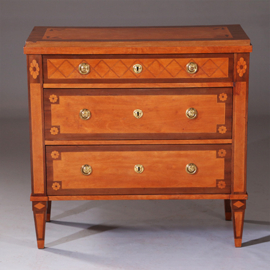 Rijk en contrasterend ingelegde  commode in Neoclassicistische stijl 1900  (No.941855)