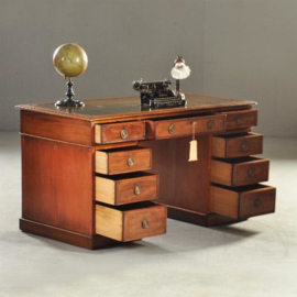 Antieke bureaus / Engels mahonie bureau ca. 1875 met 9 laden,  groen leer ingelegd (No.191512)