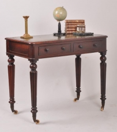 Antieke bijzettafels / Sidetable of kleine schrijftafel in mahonie ca. 1880 (No.78326)