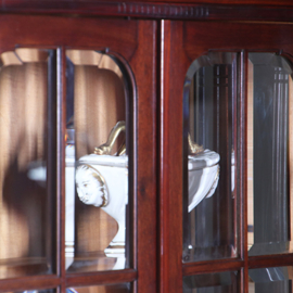 Salonmeubel Vitrinekast of Display cabinet, vermoedelijk van of omgeving Van Den Bosch en Berlage (No.270705)