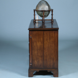 Strakke stoere ladenkast op bracket feet mooie patina  afgeronde hoekstijlen (No.391110)