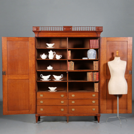 Louis Seize  "Kantoortje" of boekenkast ca 1790 in blond eikenhout met schitterende patina en afneembaar hekje(No.452440)