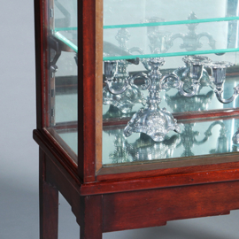 Art Deco vitrinekast in mahonie met contrasterende essenhouten golflijst ca 1915 (No.421025)