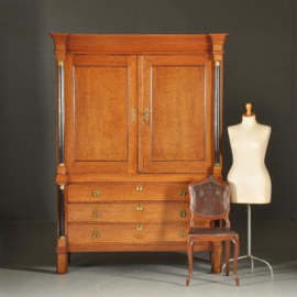 Antiek kasten / Drents kabinet ca. 1815 met zwart gepolitoerde zuilen (No.391612)