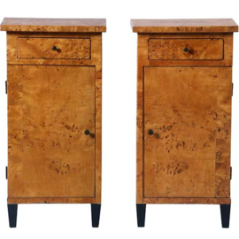 Stel van 2 blonde nachtkastjes zeer strak Biedermeier berkenwortel ca 1825 (No.231630)