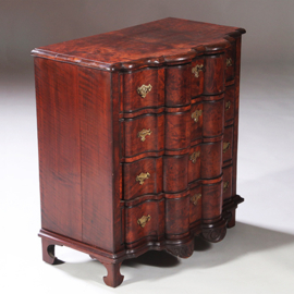 Hollandse orgelgebogen commode ca 1725 op de originele gezaagde pootjes  (No.971725)