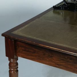 Engelse mahonie schrijftafel met groen  leer en twee laden ca 1880 (No.381260)