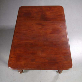 Lange Engelse eetkamertafel met 3 inlegbladen in mooie oude kleur [No.222905)