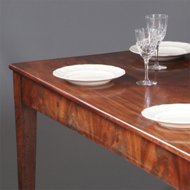 Louis Seize werktafel op strakke tapse poten bloemmahonie randen ca 1800 (No.932635)