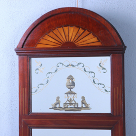 Smalle spiegel met in de kroon een opkomende zon-motief en gedecoreerde bovenspiegel ca 1880 (No.231610) Hoogte 1,63 m.