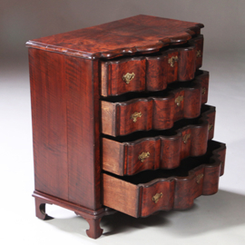 Hollandse orgelgebogen commode ca 1725 op de originele gezaagde pootjes  (No.971725)