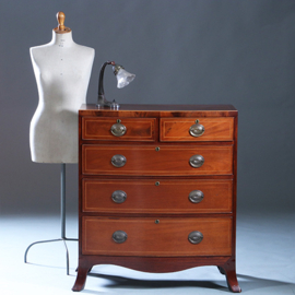 Commode met gebogen front bronzen ladentrekkers en ingelegde biezen ca 1830 (No.222115)