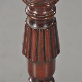 Antieke bijzettafels /  Elegante mahonie lampetafel, een rond ca. 1890 op driesprant (No.472843)