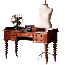 Victoriaanse mahoniehouten schrijftafel ca 1870 met gedraaide poten en kleine opstaande rand (No.211905)