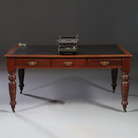 Antieke bureaus / Victoriaanse partner-schrijftafel met doorleefd zwart leer ca 1880 (No.891560)
