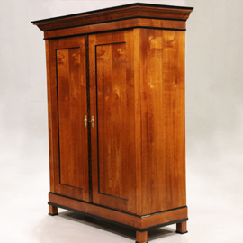 Kersenhouten 2-deurskast met ingelegde sluitlijst en gezwarte profielen ca 1870 (No.211770)