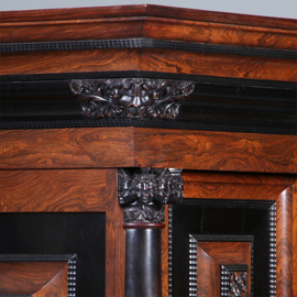 Museale kolom- of Kussenkast  ca 1665 in palissander met ebben en kussens op front en zijpanelen (No.440560)