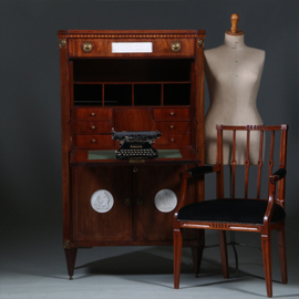 Neoclassicistische Secretaire met blauw-wit en wit biscuit ca. 1790 (No.260645)
