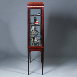 Art Deco vitrinekast in mahonie met contrasterende essenhouten golflijst ca 1915 (No.421025)
