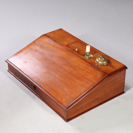 19e eeuwse mahonie laptop of lessenaartje met pennengleuf (No.913155)