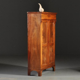 Antieke kast / Kleine vroegbiedermeier tweedeurskast ca. 1825 met bloemmahonie panelen (No.301711)