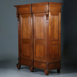 Franse eiken tweedeurskast op drie gestoken poten ca 1800 (No.960605)