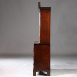 Boekenkast met bureau of buro bookcase ca 1825 met timpaan donker mahonie (No.211760)
