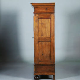 Blond stoere eiken tweedeurskast ca 1800 op bolpoten [No.960740)