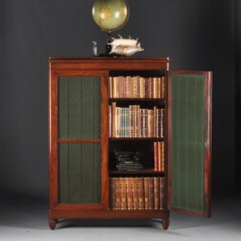 Antieke kast / Hollandse kleine strakke boekenkast in mahonie met gaas en bespanning Empire/biedermeier ca. 1815 (No.681132)