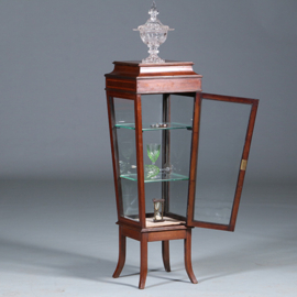 Elegante mahoniehouten Vitrinezuil met afsluitbaar deurtje  en inlegwerk (No.440530)#