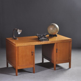 Antieke bureaus / Plat bureau Haagse School ca. 1920 blond eiken hout met essenhouten knoppen (No.256491)