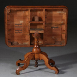 Antieke bijzetafels / Sorrento tilttop Salontafel ca. 1880  met  uitbundig inlegwerk in een zwart kader (No.782768)