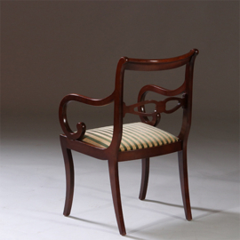 Fraai gebogen mahoniehouten Carver chair met gestreepte bekleding  ca 1950 (No.212830)