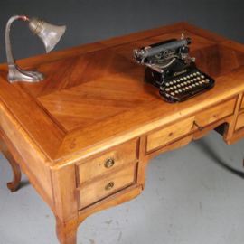 Antieke bureaus / Notenhouten schrijftafel met 5 laden ca. 1860 veel inlegwerk. (No.572232)
