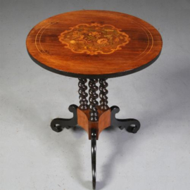 Antieke bijzettafels / wijntafels / Engelse tilttop table ca. 1870 met een feestelijk ingelegd blad (No.721318)