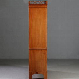 Antieke kast / Zeer strak Louis Seize kabinet ca. 1790  in blond mahonie (No.781550)