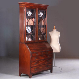 Antieke kast / Engelse secretaire ca . 1800 met orgelgebogen en  getrapt en gebogen interieur en oud groen leer (No.640851)