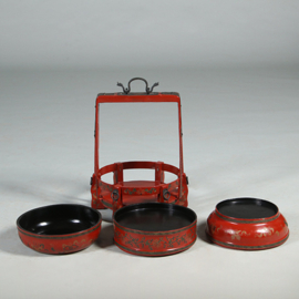 Chinese bruidskist of Tiangi rode lak met decoratie en gesmede greep ca 1900 (No.461010)