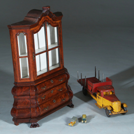 Miniatuur of meesterstuk van een "18e eeuwse wortelnoten porseleinkast"  ca 1885 (No.271745)