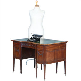 Klein mahonie bureau met gebogen frontline groen ingelegd ca 1890 (No.381245)