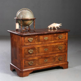 Antieke commode / Rechte noten met  wortelnoten commode ca. 1740  (No.780146)