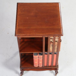Antieke bijzettafels / Engelse mahonie boekenmolen ca. 1890 op een vierkant vast onderstel (No.582944)