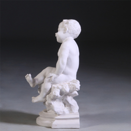 50 cm hg - Grote guitige Putto op sokkel in biscuit naar "August Moreau" ca 1900 (No.941621)