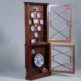 Bijzonder ondiepe vitrine kast met geslepnglas en 8 verstelbare planchettes ca 1865 (No.431560)